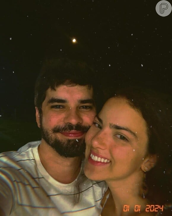 Mini Ana Paula Arósio, aos 23 anos, Rafaela Romolo posa com namorado para foto do Instagram