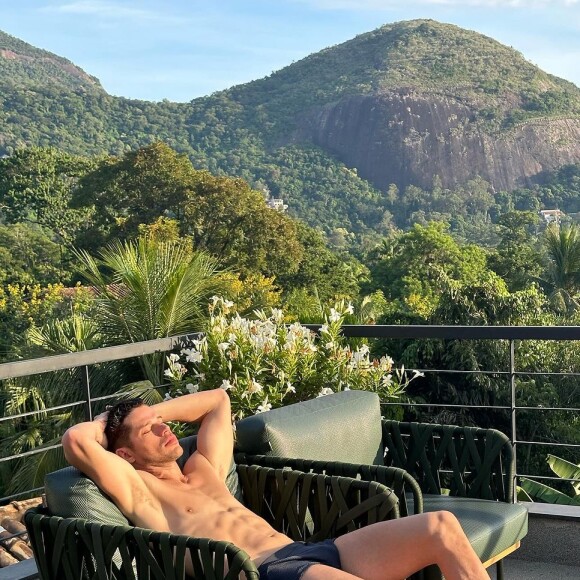 José Loreto também tem pegado firme na academia para intensificar seus músculos