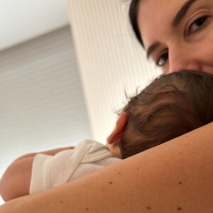 Rebeca Abravanel escondeu o rosto do filho, Benjamin, 4 meses, ao mostrar foto com o bebê