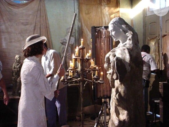 Camille (Ana Paula Arósio) flagrava Toni (Reynaldo Gianecchini) dando um beijo na estátua que fez com o rosto de Maria (Priscila Fantini). Revoltada, ela joga uma barra de ferro na peça