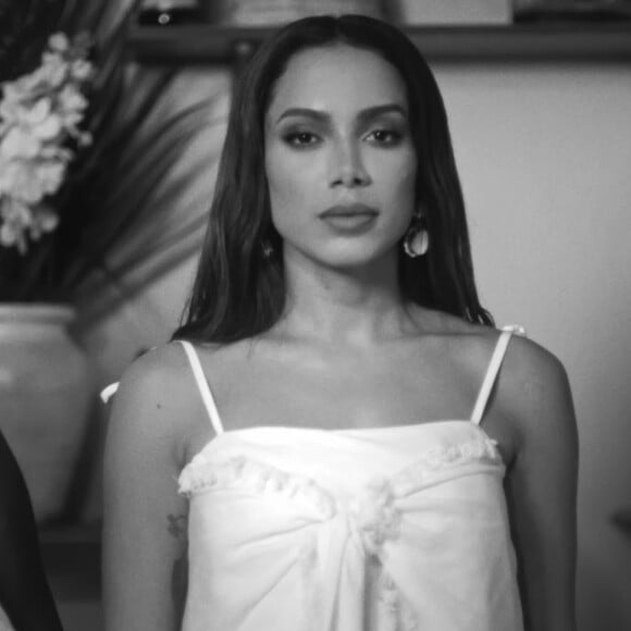 Anitta no videoclipe 'Aceita' aborda a importância da fé e do respeito