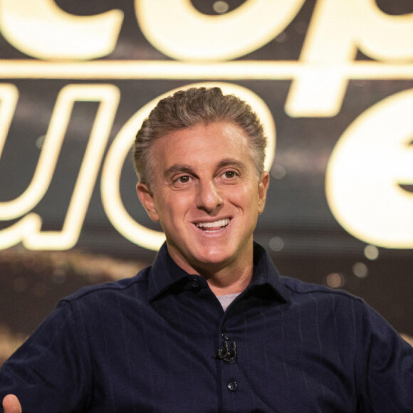 Luciano Huck irritou o presidente da República Fernando Henrique Cardoso por gravação em 2001 quando apresentador 'vestiu uma farda dos Dragões da Independência e tentou tirar do sério os soldados da guarda do Planalto'