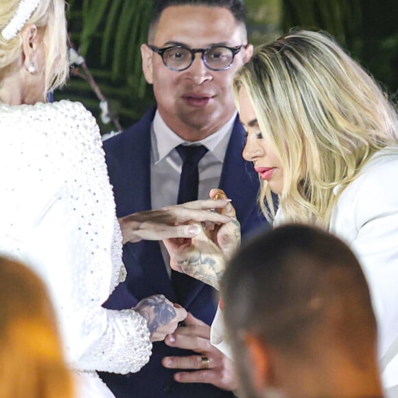 Casamento de Monique Evans e Cacá Werneck: a noite de núpcias no Copacabana Palace, o aluguel da casa de festa e o serviço de buffet foram pagos pelos amigos das noivas