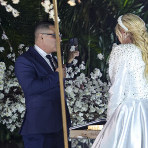 Casamento de Monique Evans e Cacá Werneck foi bem tradicional, com direito a noivas de branco, damas de honra e cerimônia evangélica