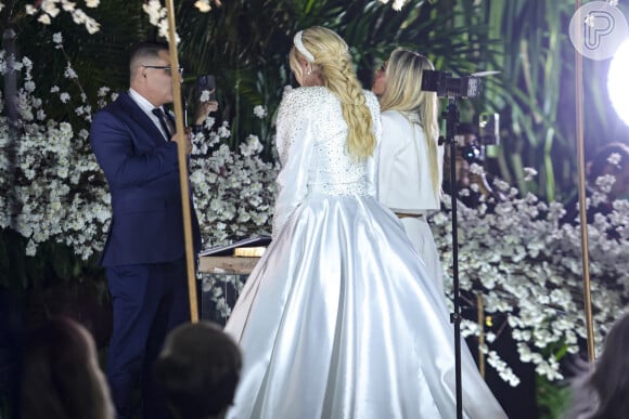 Casamento de Monique Evans e Cacá Werneck foi bem tradicional, com direito a noivas de branco, damas de honra e cerimônia evangélica