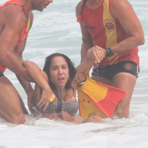 A Mulher Melão deixou o mar com a ajuda dos salva-vidas
