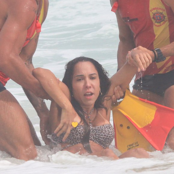 A Mulher Melão deixou o mar com a ajuda dos salva-vidas