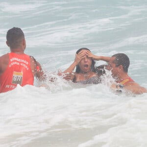 Mulher Melão quase se afogou ao dar um mergulho na Barra da Tijuca, no Rio de Janeiro