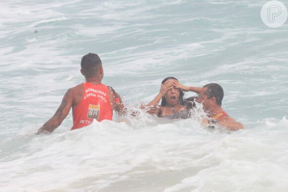 Mulher Melão quase se afogou ao dar um mergulho na Barra da Tijuca, no Rio de Janeiro