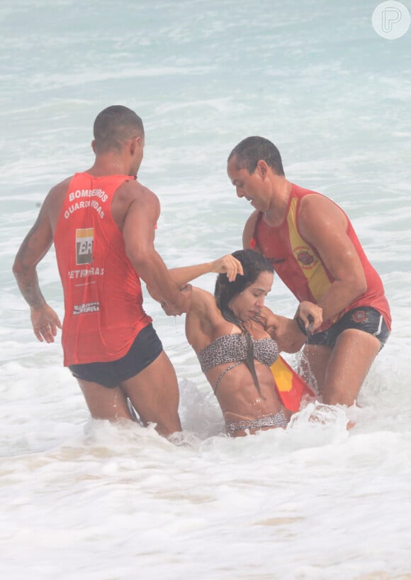 Apesar do susto, a Mulher Melão foi resgatada a tempo de não se afogar