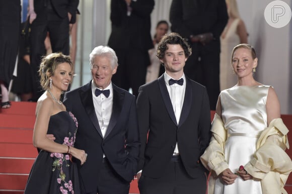 Richard Gere, um dos maiores nomes do cinema mundial, virou assunto ao posar com sua esposa e filho primogênito no Festival de Cannes 2024