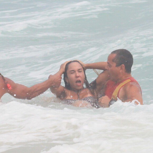 Mulher Melão: 'Trabalho com a sensualidade e se afogar não é nada sexy. Estou ainda tonta e com dor no corpo por causa da força das ondas'