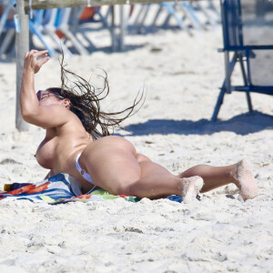 Com os seios de fora, Mulher Melão já foi flagrada fazendo topless em praia