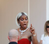 Nas fotos divulgadfas, Kelly Rowland parece brigar com segurança do Festival de Cannes enquanto levanta dedo