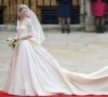Clássica, Kate Middleton usou um vestido de noiva desenhado pela estilista Sarah Burton, da grife Alexander McQueen