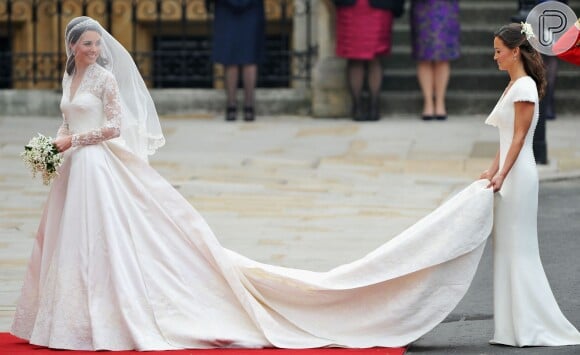 Clássica, Kate Middleton usou um vestido de noiva desenhado pela estilista Sarah Burton, da grife Alexander McQueen