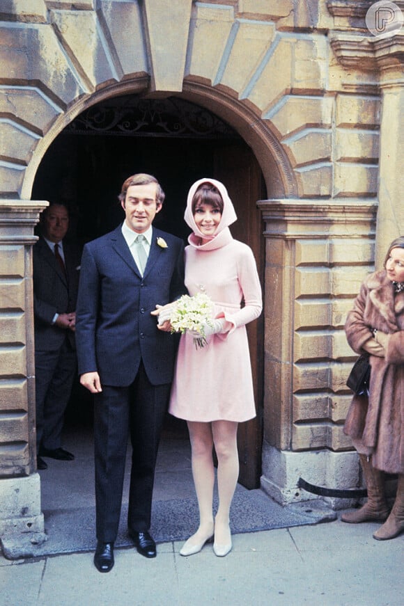 Audrey Hepburn usou vestido cor de rosa Givenchy em casamento com Andrea Dotti em 1969