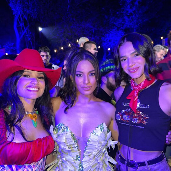 Bia posou com a anfitriã da noite, Bruna Marquezine e outras famosas