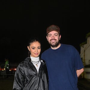 Um look preto e branco utilitário foi escolha de Sophie Charlotte para festival