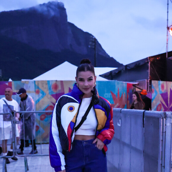 Jeans estiloso compôs look da atriz Gabriela Medvedovski
