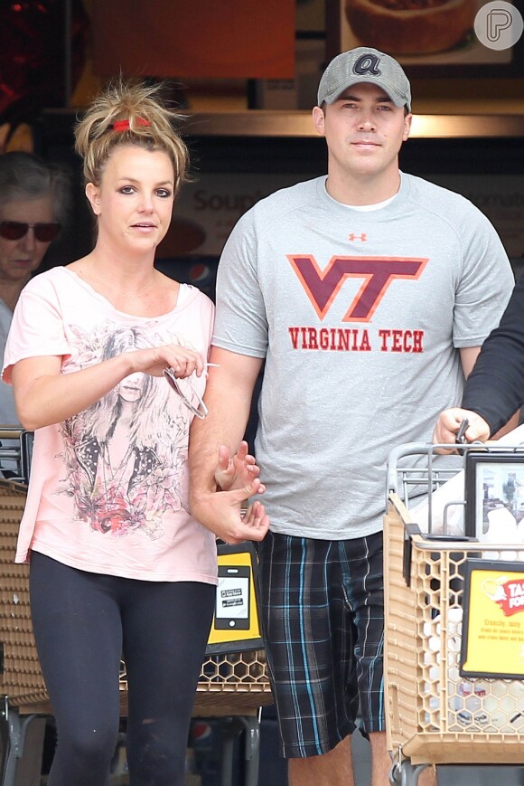 Britney Spears vai às compras com o novo namorado, David Lucado, nesta sexta-feira, 5 de abril de 2013