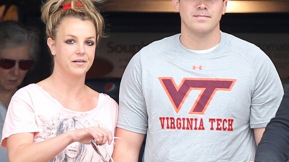 Britney Spears faz compras de mãos dadas com o novo namorado, David Lucado