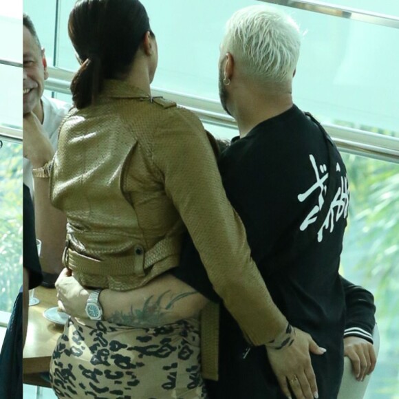 Belo é visto abraçado com morena misteriosa em shopping do Rio de Janeiro, após se separar de Gracyanne Barbosa