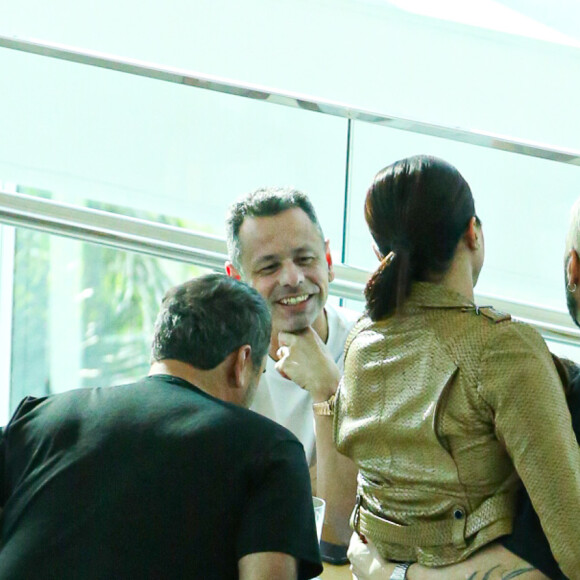 Belo foi clicado abraçando uma mulher pelas costas, enquanto parecia ser apalpado no bumbum por ela! Assessoria do cantor negou qualquer romance