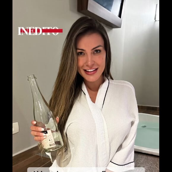 Andressa Urach fez vídeo erótico inédito usando uma garrafa de vidro