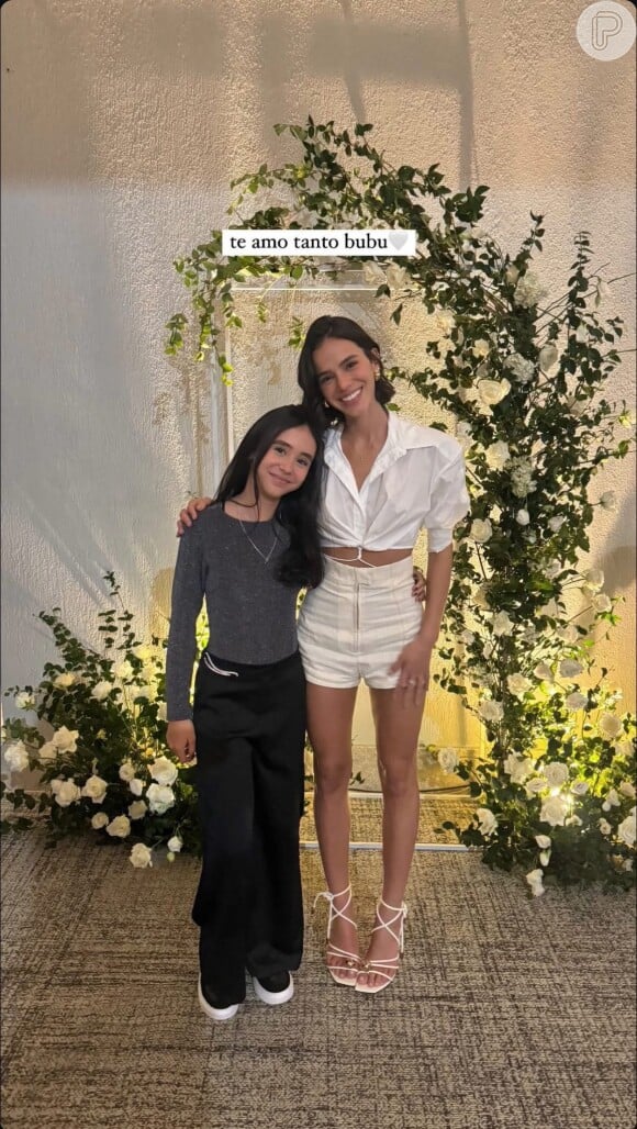 João Guilherme surpreende a sogra, mãe de Bruna Marquezine, em festa de aniversário. Veja foto!