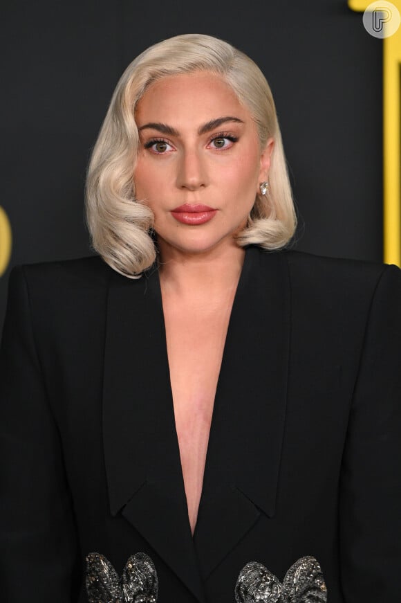 Nas redes sociais, fãs passaram a especular uma possível gravidez de Lady Gaga, enquanto outros negaram a informação