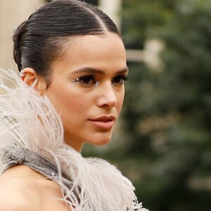 Bruna Marquezine apostou em blusa com transparência, plumas e brilho da grife para a Paris Fashion Week em 2019