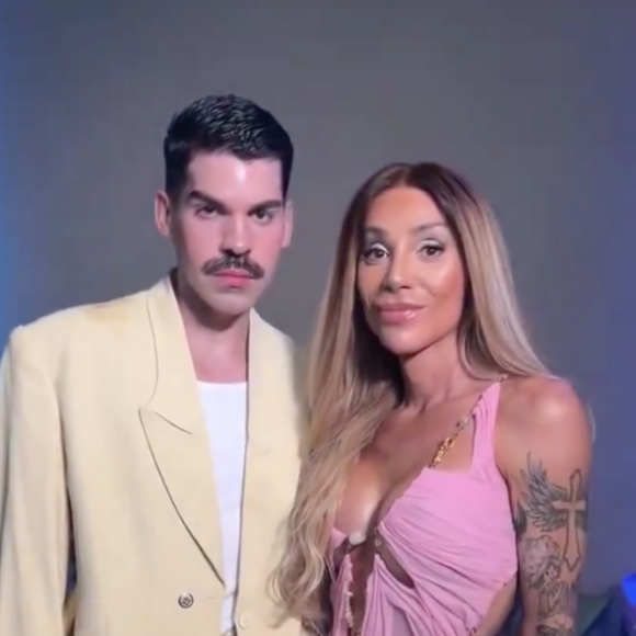 No vídeo, alguém pede para o cantor Mateus abrir um sorriso, e Maya Massafera também sorri para a câmera