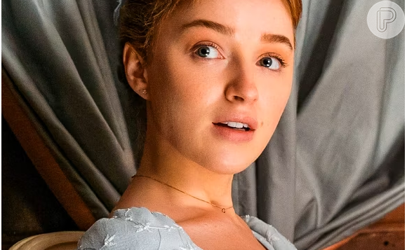 Phoebe Dynevor tem cerca de 1,65m, o que a torna uma das atrizes mais baixas no set.