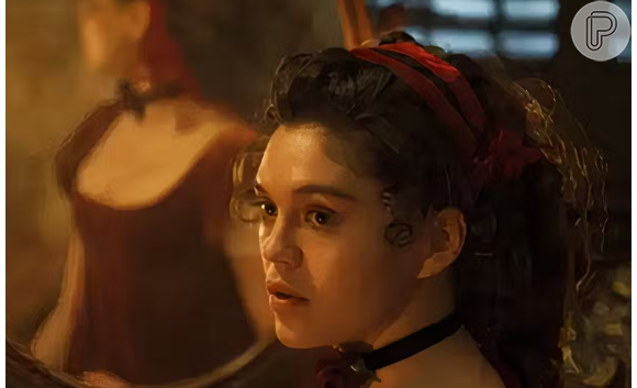 Sabrina Bartlett interpreta a amante secreta de Lord Anthony na primeira temporada, embora não seja tão secreta. Bartlett tem apenas 1,57m de altura.
