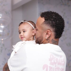 Neymar brincou com a filha, Bruna Biancardi, no batizado da bebê