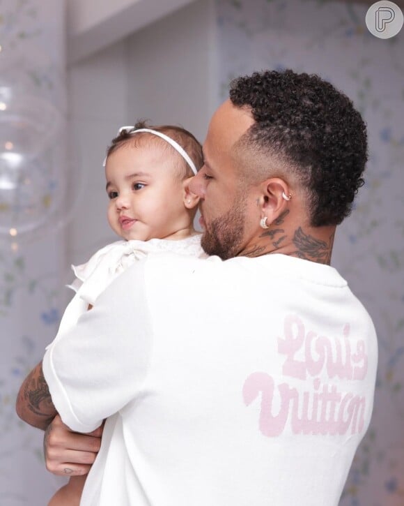 Neymar brincou com a filha, Bruna Biancardi, no batizado da bebê