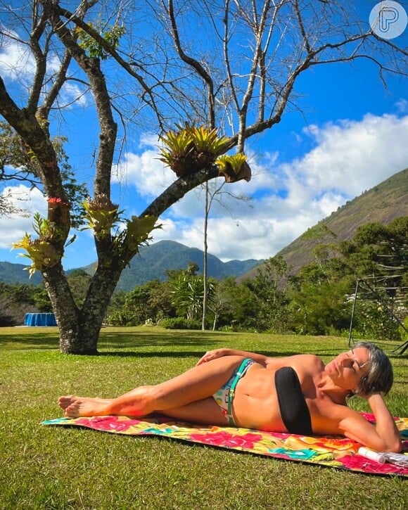 Gloria Pires, aos 60 anos, inovou com um biquíni combinado com um cinto verde em suas redes sociais