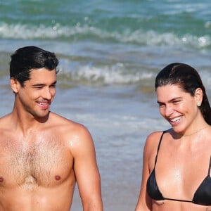 Mariana Goldfarb curtiu a praia de São Conrado na companhia do namorado. Influenciadora apostou em um biquíni cortininha com estampas de girassóis