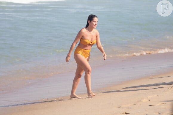 Ingrid Guimarães foi flagrada curtindo a praia do Leblon com um biquíni amarelo no modelo hot pants