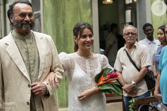 Nos bastidores de Renascer, Sandra (Giullia Buscacio) e Rachid (Almir Sater) ensaiam cena com Alexandre Macedo (diretor).