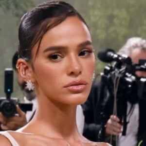 Bruna Marquezine revelou ter passado por perrengues com roupa usada no MET Gala 2024: 'Não dava para respirar'