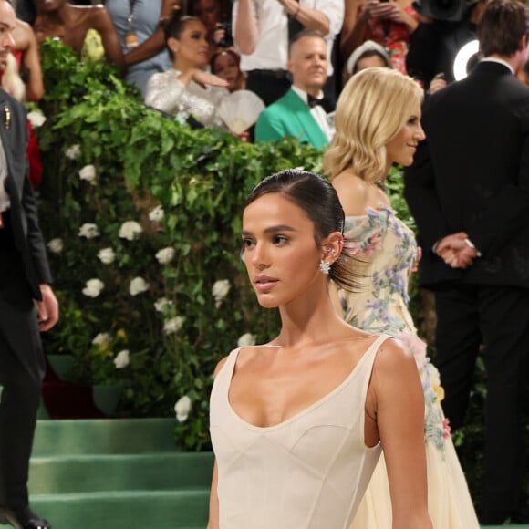 Bruna Marquezine usou vestido à la princesa no MET Gala 2024 com corset muito apertado: 'Eu mandei apertar tudo que dava, tudo que tinha'