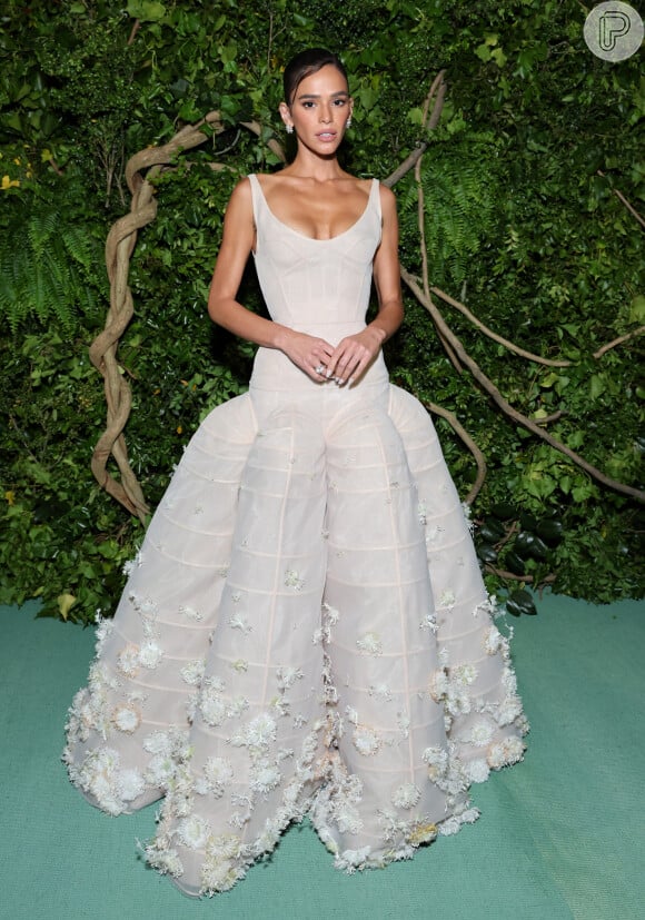 Foto: Bruna Marquezine enfrentou ainda outro problema com seu vestido para  o MET Gala 2024: uma peça começou a lhe machucar - Purepeople