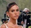 Bruna Marquezine contou com ajuda de seu maquiador para resolver problema com seu vestido: 'Ele estava me cortando. Por fora, olha como ela está linda. Por dentro, tinha um corset que me dividia no meio e um tecido muito grosso que me cortava'