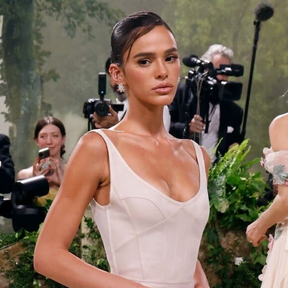 Bruna Marquezine contou com ajuda de seu maquiador para resolver problema com seu vestido: 'Ele estava me cortando. Por fora, olha como ela está linda. Por dentro, tinha um corset que me dividia no meio e um tecido muito grosso que me cortava'