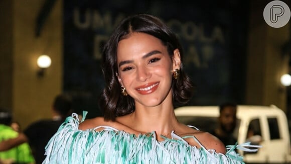 Sem maquiagem, Bruna Marquezine ganha buquê de rosas vermelhas e posta foto, mas apaga logo depois