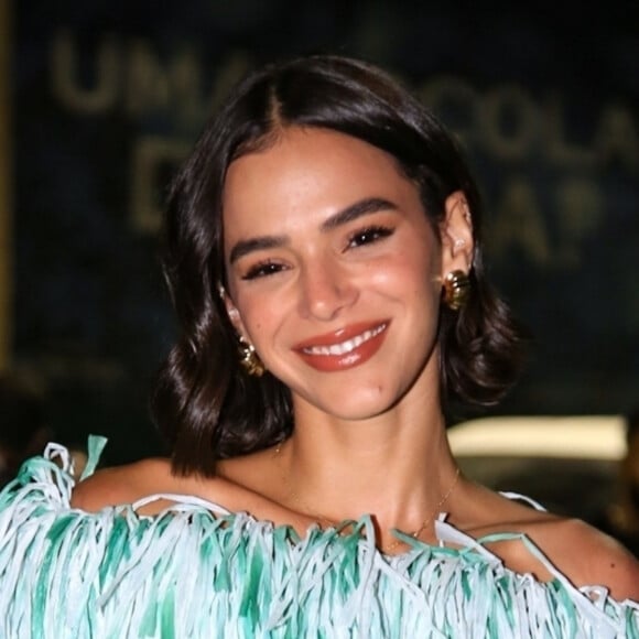 Sem maquiagem, Bruna Marquezine ganha buquê de rosas vermelhas e posta foto, mas apaga logo depois