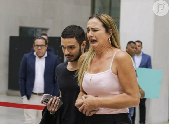 Viúva do cantor Nahim, Andreia de Andrade chorou muito ao chegar ao velório do ex-marido