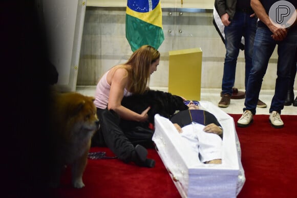 Morte do cantor Nahim: cães do artista se despediram em velório do tutor